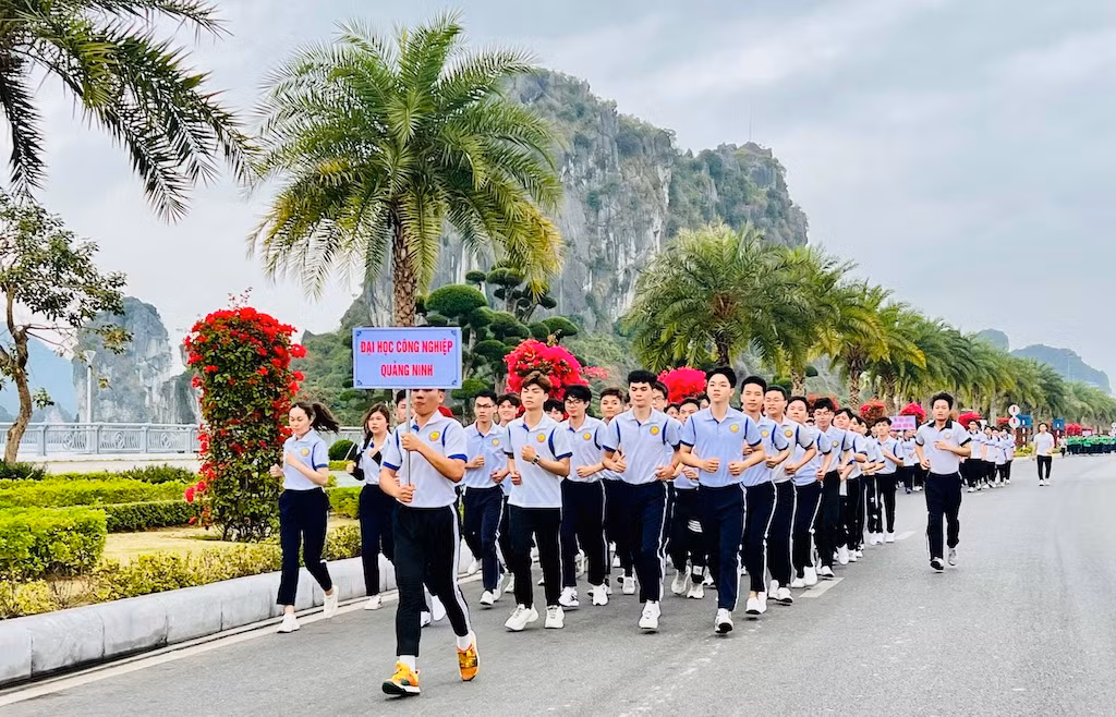 Khối học sinh, sinh viên tham gia Ngày chạy Olympic vì sức khoẻ toàn dân. Khối học sinh, sinh viên tham gia Ngày chạy Olympic vì sức khoẻ toàn dân.