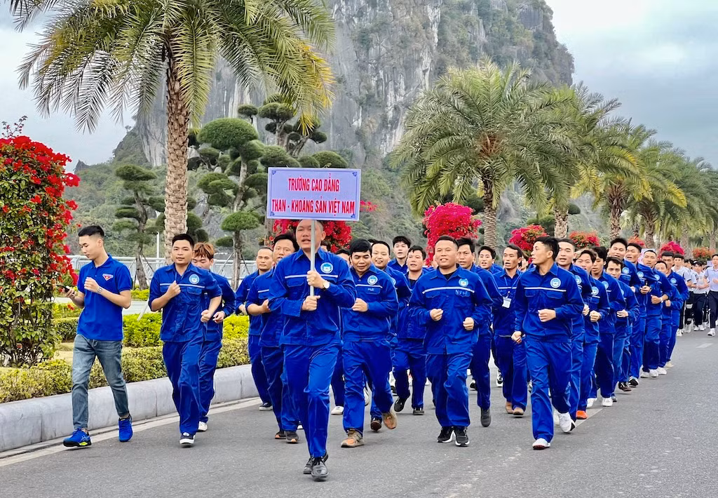 Lực lượng công nhân ngành Than tham gia Ngày chạy Olympic vì sức khoẻ toàn dân. Lực lượng công nhân ngành Than tham gia Ngày chạy Olympic vì sức khoẻ toàn dân.