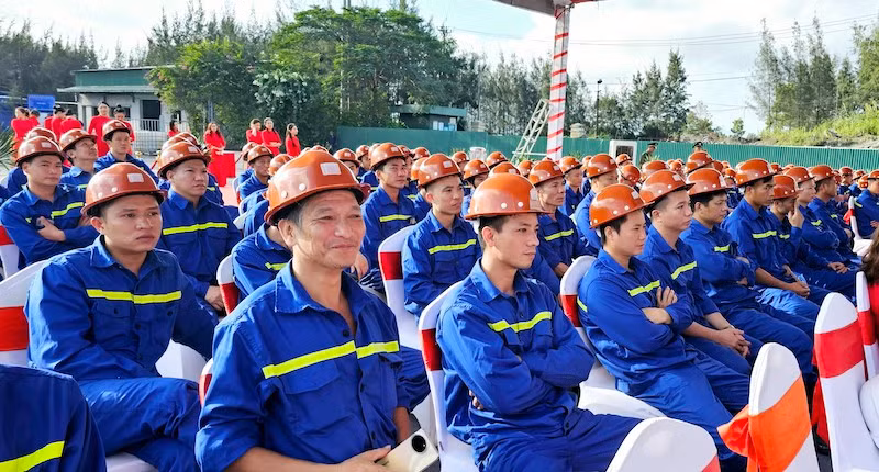 Đại diện cho công nhân và người lao động Công ty than Hòn Gai-TKV tại lễ khởi công. Đại diện cho công nhân và người lao động Công ty than Hòn Gai-TKV tại lễ khởi công.