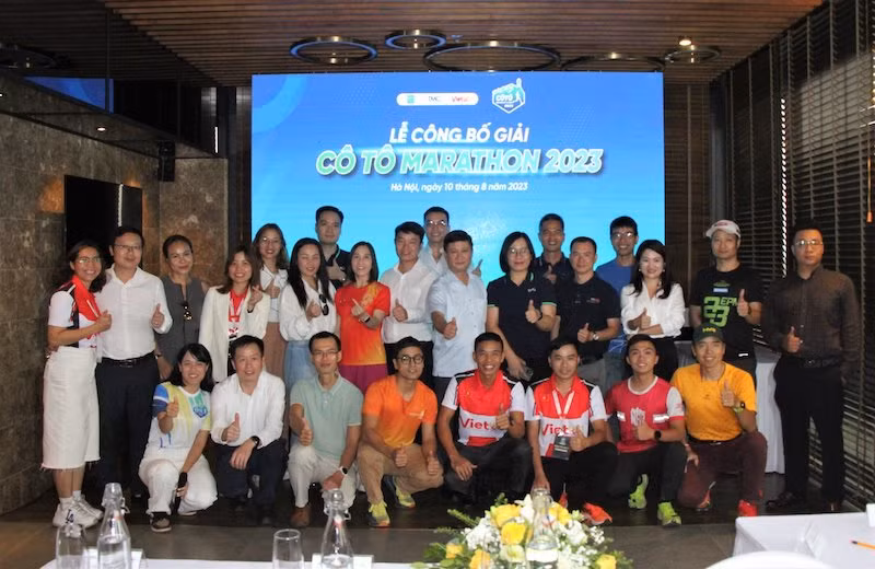 Các đại biểu và Ban tổ chức Giải Cô Tô Marthon 2023 chụp ảnh lưu niệm.