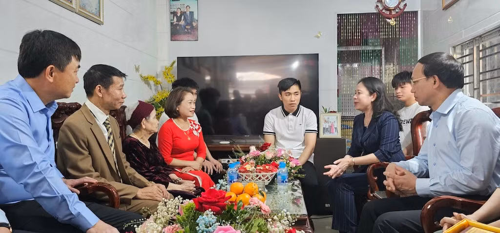 Phó Chủ tịch nước Võ Thị Ánh Xuân thăm gia đình anh Nguyễn Hồng Cẩm có 3 thế hệ cùng làm thợ mỏ tại phường Cẩm Đông, thành phố Cẩm Phả, Quảng Ninh. Phó Chủ tịch nước Võ Thị Ánh Xuân thăm gia đình anh Nguyễn Hồng Cẩm có 3 thế hệ cùng làm thợ mỏ tại phường Cẩm Đông, thành phố Cẩm Phả, Quảng Ninh.