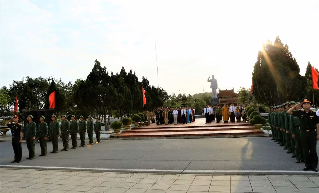 Lễ Thượng cờ trên đảo Cô Tô diễn ra trong không khí trang nghiêm và có sự tham gia của rất đông nhân dân và du khách có mặt trên đảo. Lễ Thượng cờ trên đảo Cô Tô diễn ra trong không khí trang nghiêm và có sự tham gia của rất đông nhân dân và du khách có mặt trên đảo.