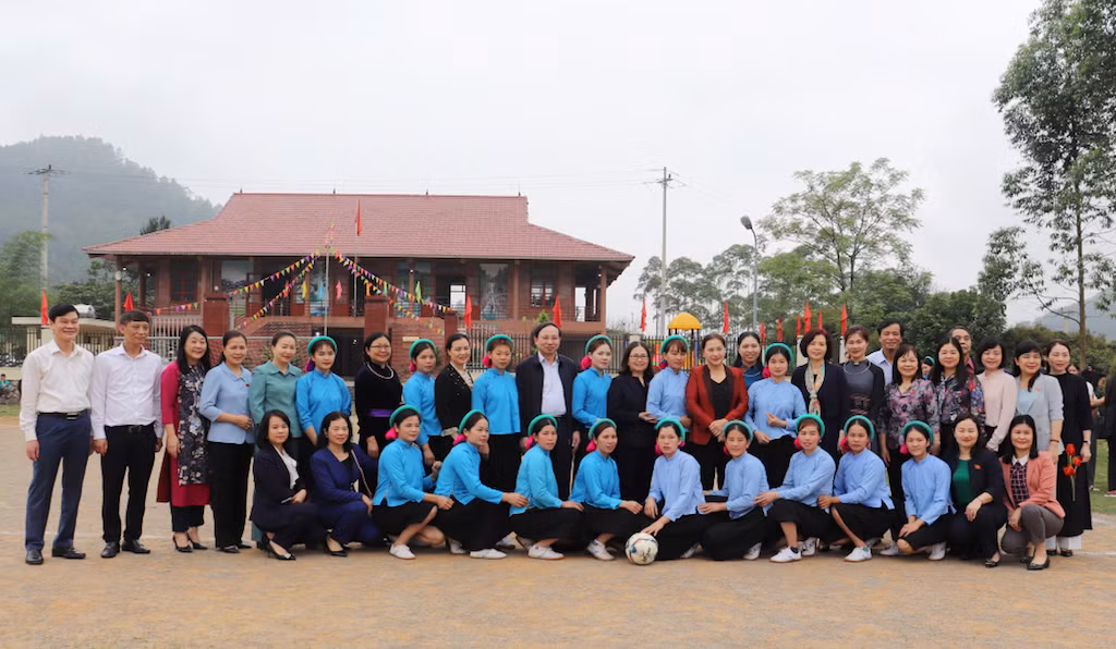 Đại diện Quỹ sữa vươn cao Việt Nam cùng lãnh đạo tỉnh Quảng Ninh và các đại biểu chụp ảnh lưu niệm với đội bóng đá nữ xã Húc Động, huyện Bình Liêu.