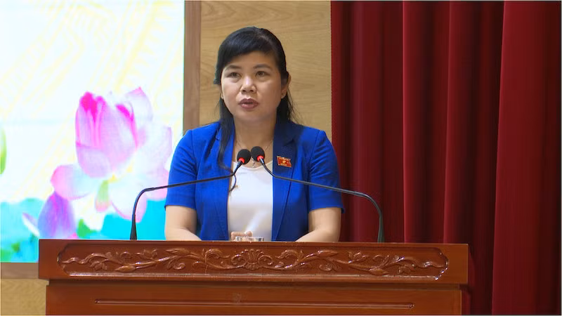 Bà Nguyễn Thị Thu Hà, Phó Trưởng Đoàn đại biểu Quốc hội tỉnh Quảng Ninh cũng thông tin kết quả giải quyết kiến nghị của cử tri Quảng Ninh trước và sau Kỳ họp thứ 5, Quốc hội khóa XV.
