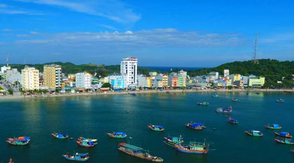 Huyện đảo Cô Tô ngày càng phát triển, xứng đáng là đảo Ngọc vùng Đông Bắc của Tổ quốc. Huyện đảo Cô Tô ngày càng phát triển, xứng đáng là đảo Ngọc vùng Đông Bắc của Tổ quốc.