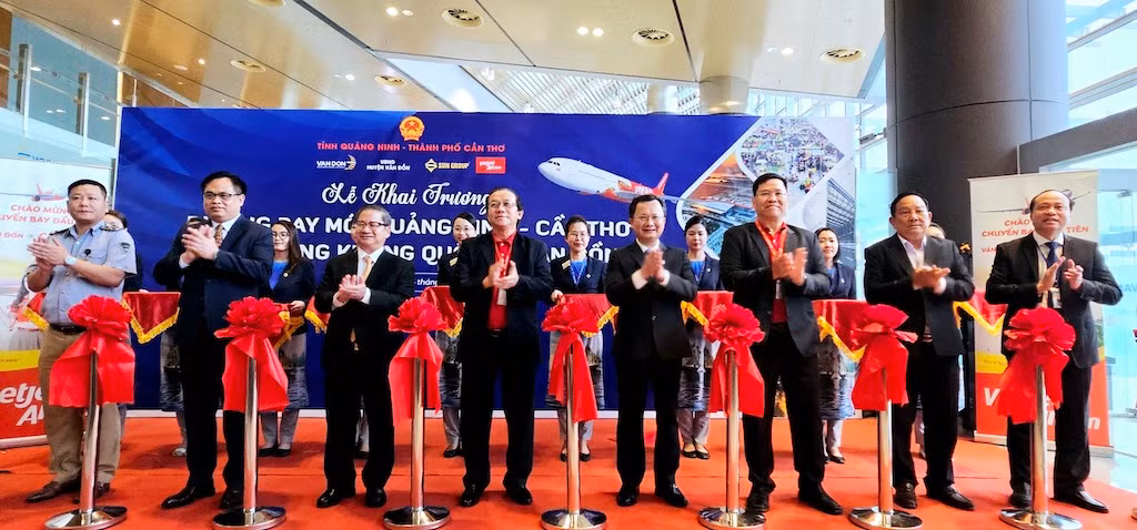 Các đại biểu cắt băng chính thức khai trương đường bay Vân Đồn-Cần Thơ.
