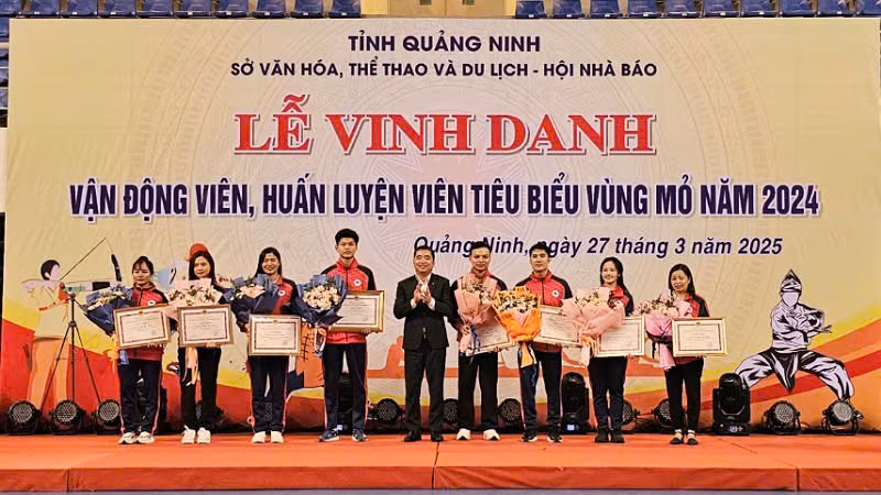 Lãnh đạo Sở Văn hóa, Thể thao và Du lịch tỉnh Quảng Ninh tặng Giấy khen cho các huấn luyện viên tiêu biểu Vùng mỏ năm 2024. Lãnh đạo Sở Văn hóa, Thể thao và Du lịch tỉnh Quảng Ninh tặng Giấy khen cho các huấn luyện viên tiêu biểu Vùng mỏ năm 2024.