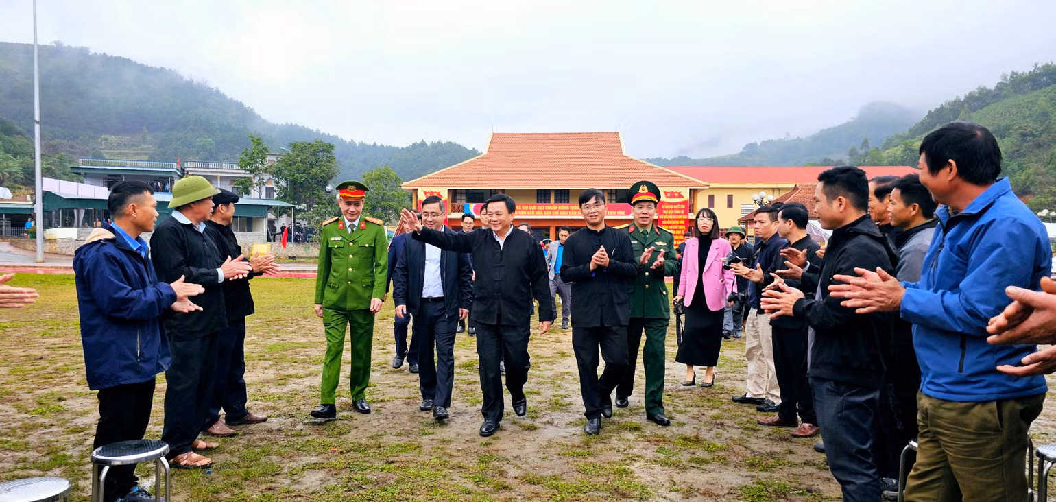 Đồng chí Nguyễn Xuân Thắng chúc Tết Đảng bộ, chính quyền và nhân dân các dân tộc xã Đại Dực, huyện Tiên Yên.