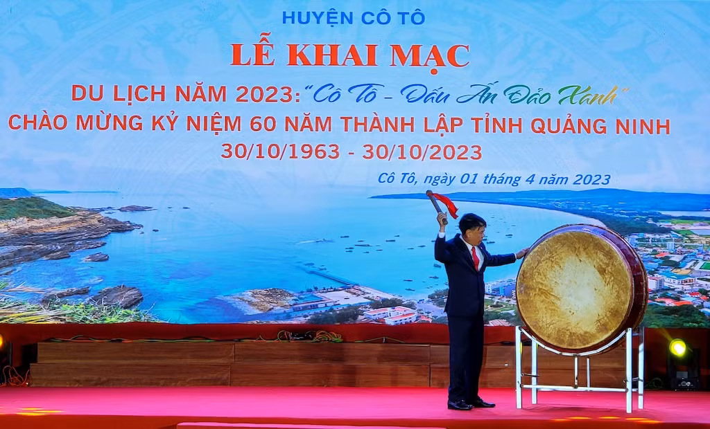 Lãnh đạo huyện Cô Tô gióng trống khai mạc du lịch "Cô Tô - Dấu ấn đảo xanh" năm 2023. Lãnh đạo huyện Cô Tô gióng trống khai mạc du lịch "Cô Tô - Dấu ấn đảo xanh" năm 2023.