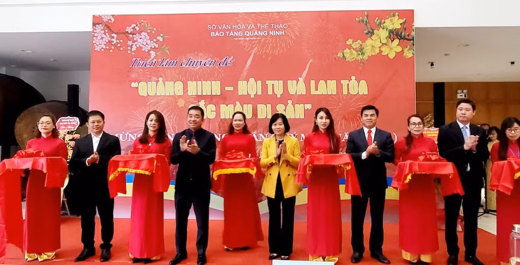 Các đại biểu cắt băng khai mạc Triển lãm "Quảng Ninh - Hội tụ và lan tỏa sắc màu di sản".