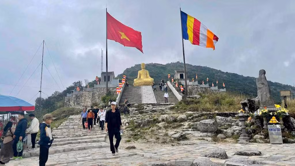 Du khách về chiêm bái Đức Vua Phật Hoàng Trần Nhân Tông trong những ngày đầu tiên của năm mới Quý Mão 2023.