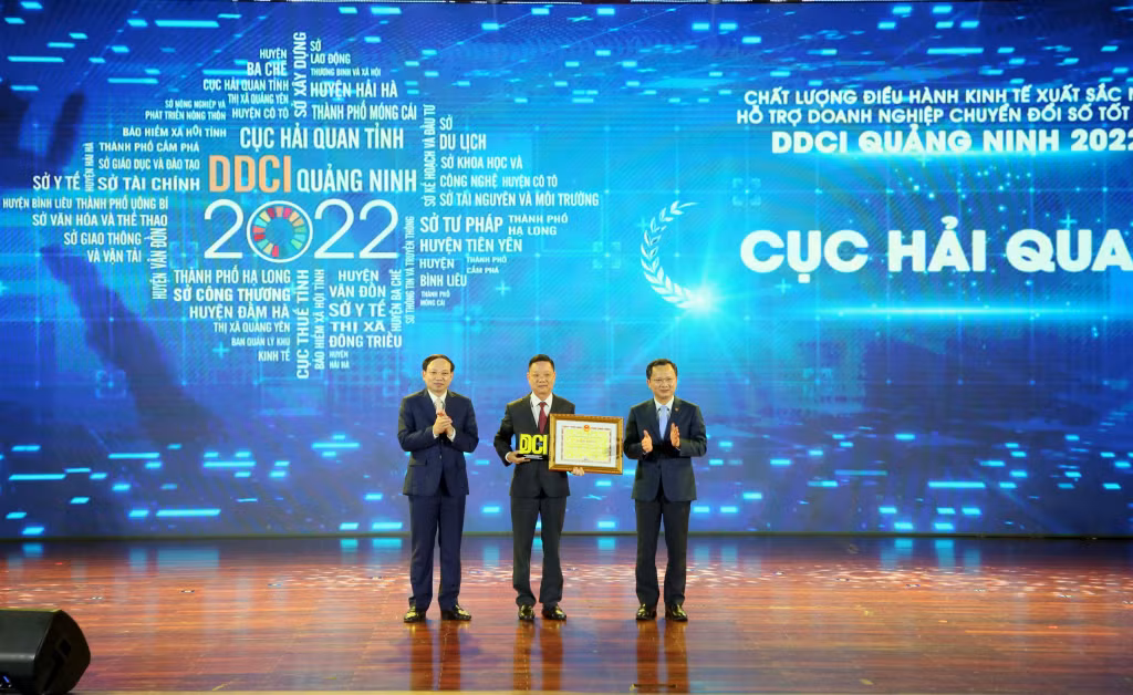 Lãnh đạo tỉnh Quảng Ninh trao biểu trưng và chứng nhận đơn vị dẫn đầu DDCI năm 2022 khối sở, ban, ngành cho Cục Hải quan Quảng Ninh. Lãnh đạo tỉnh Quảng Ninh trao biểu trưng và chứng nhận đơn vị dẫn đầu DDCI năm 2022 khối sở, ban, ngành cho Cục Hải quan Quảng Ninh.