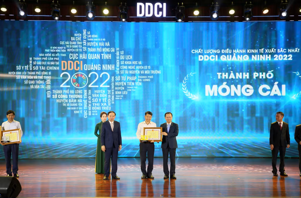 Lãnh đạo tỉnh Quảng Ninh trao biểu trưng và chứng nhận dẫn đầu DDCI năm 2022 khối địa phương cho thành phố Móng Cái. Lãnh đạo tỉnh Quảng Ninh trao biểu trưng và chứng nhận dẫn đầu DDCI năm 2022 khối địa phương cho thành phố Móng Cái.