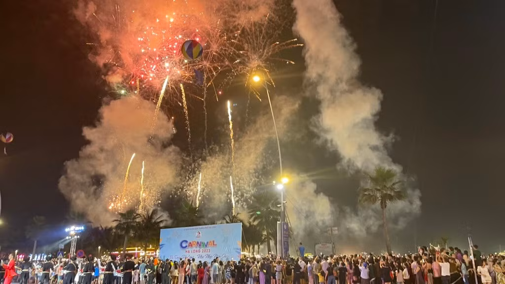 Màn bắn pháo hoa tại Lễ hội Carnaval Hạ Long 2023. Màn bắn pháo hoa tại Lễ hội Carnaval Hạ Long 2023.