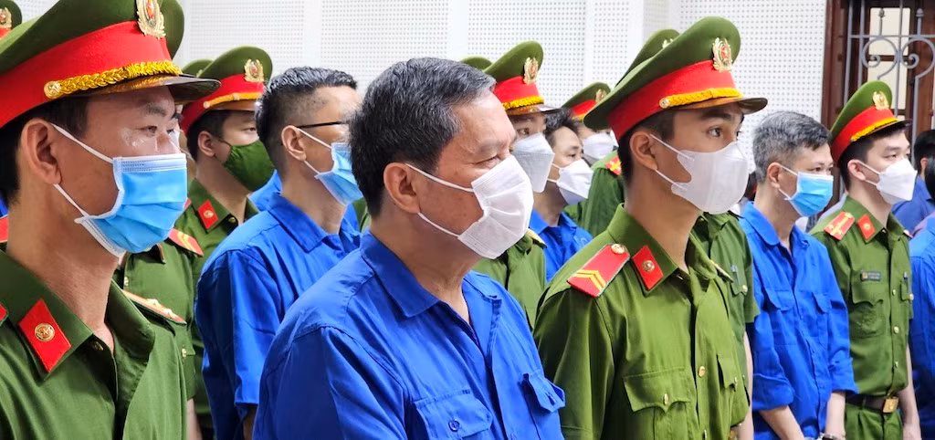 Cựu Chủ tịch Ủy ban nhân dân thành phố Hạ Long Phạm Hồng Hà (Người thứ 2 từ trái qua phải) tại phiên tòa. Cựu Chủ tịch Ủy ban nhân dân thành phố Hạ Long Phạm Hồng Hà (Người thứ 2 từ trái qua phải) tại phiên tòa.