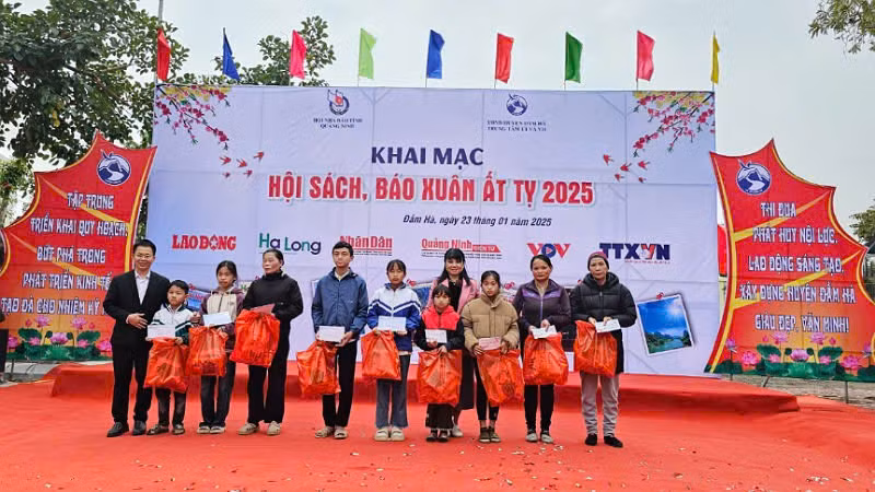 Đại diện lãnh đạo Hội Nhà báo tỉnh Quảng Ninh và Nhóm từ thiện Quảng Ninh thân yêu tặng quà cho các gia đình chính sách và các cháu học sinh vượt khó của huyện Đầm Hà.