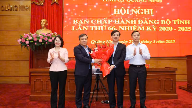 Thường trực Tỉnh ủy tặng hoa chúc mừng đồng chí Vũ Quyết Tiến, Phó Bí thư Tỉnh ủy.