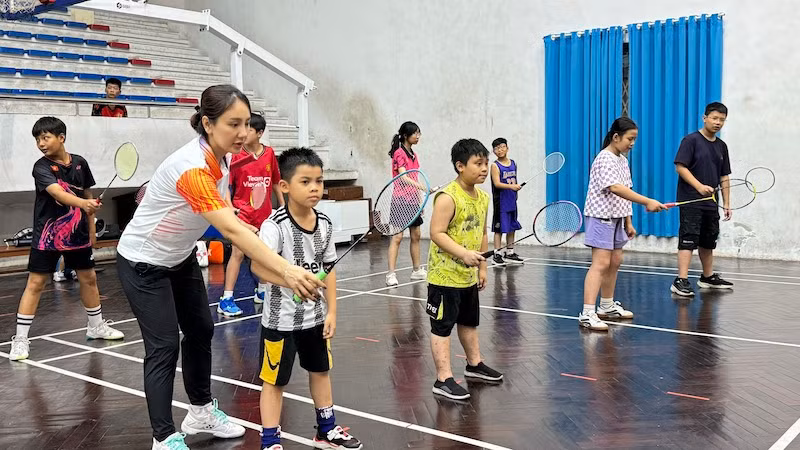 Các em được huấn luyện viên hướng dẫn bộ môn cầu lông. Các em được huấn luyện viên hướng dẫn bộ môn cầu lông.