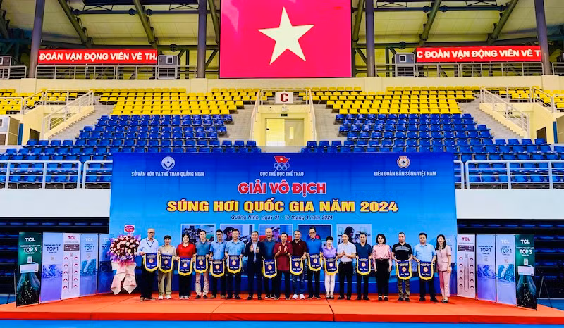 Ban tổ chức trao cờ lưu niệm cho các đoàn tham dự giải.