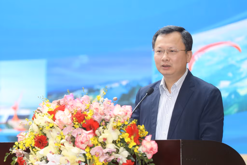 Quyền Chủ tịch Ủy ban nhân dân tỉnh Quảng Ninh Cao Tường Huy phát biểu tại hội nghị.