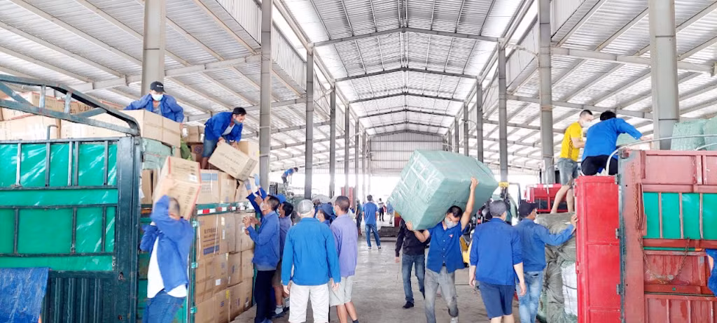 Bốc xếp hàng hóa tại các bãi kiểm tra hàng hóa của Công ty Tân Đại Dương. Bốc xếp hàng hóa tại các bãi kiểm tra hàng hóa của Công ty Tân Đại Dương.