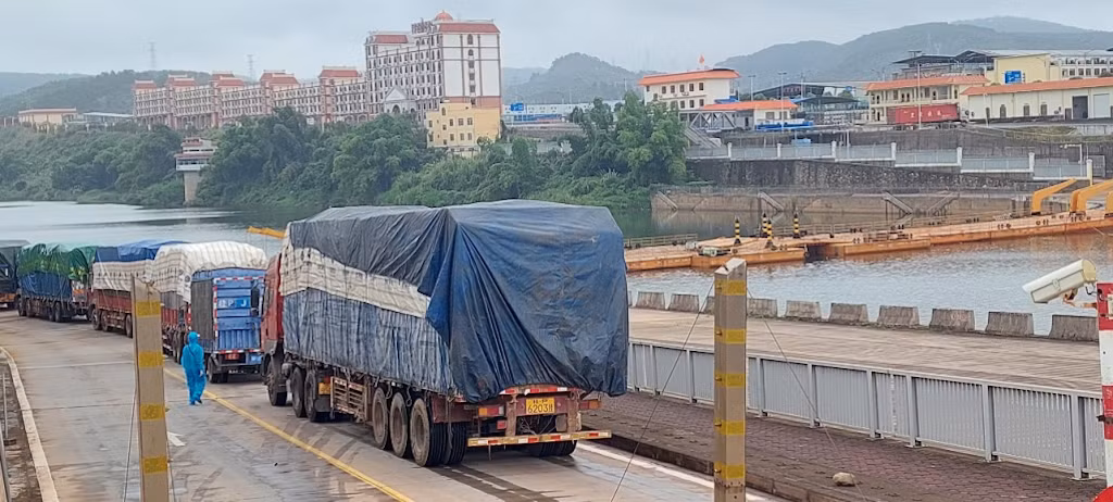 Các phương tiện xếp hàng làm thủ tục tại lối mở cầu phao Km3+4 Hải Yên, Móng Cái. Các phương tiện xếp hàng làm thủ tục tại lối mở cầu phao Km3+4 Hải Yên, Móng Cái.