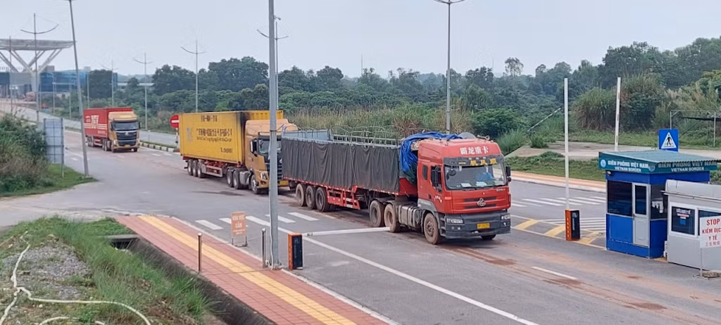 Phương tiện chở hàng hóa thông quan qua cửa khẩu cầu Bắc Luân 2. Phương tiện chở hàng hóa thông quan qua cửa khẩu cầu Bắc Luân 2.