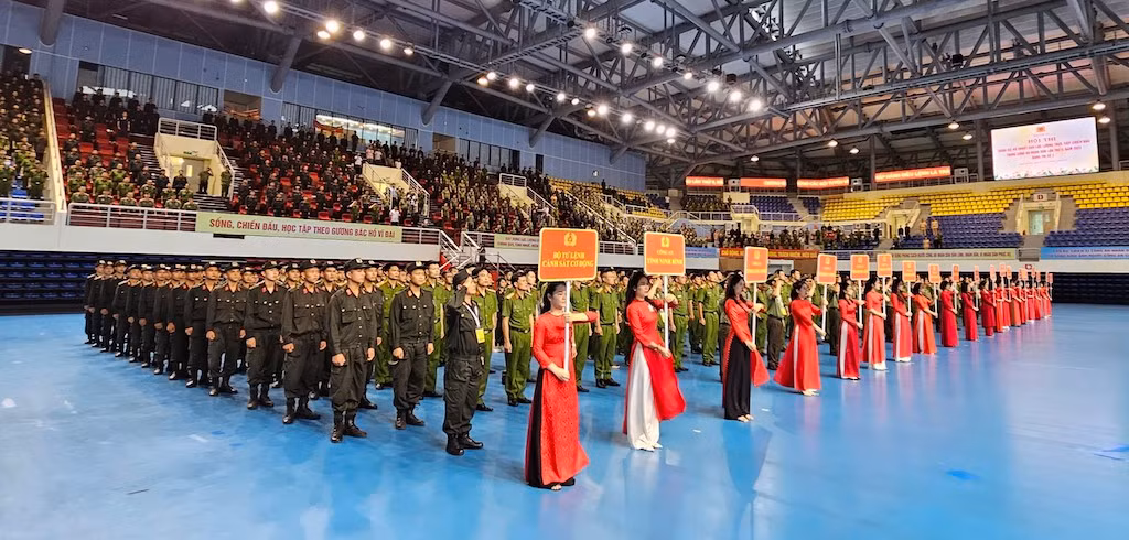 Đại diện 19 đoàn vận động viên gồm các đơn vị nghiệp vụ thuộc Bộ Công an và Công an các địa phương tham dự Hội thi.
