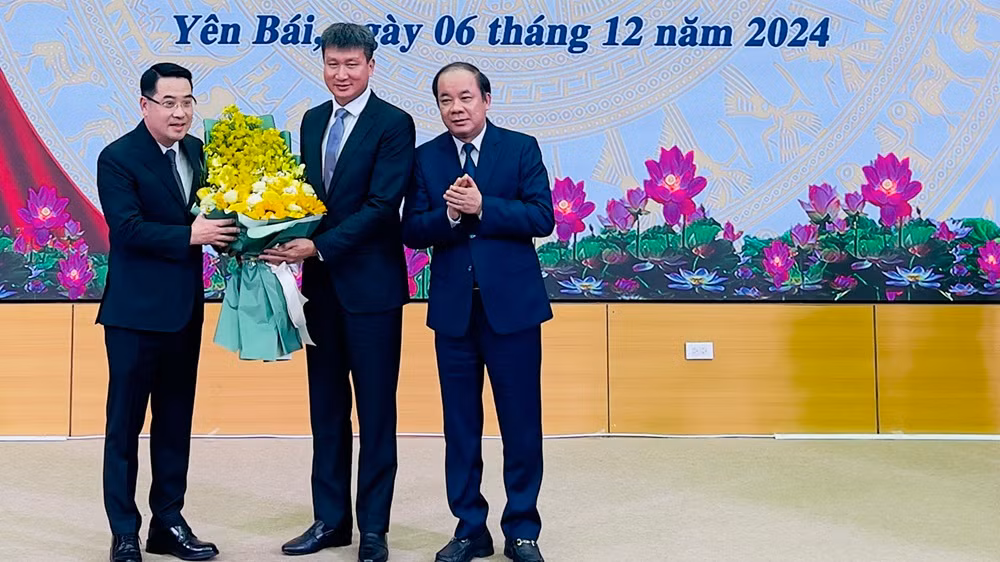 Thường trực Tỉnh ủy Yên Bái tặng hoa chúc mừng đồng chí Nguyễn Tuấn Anh. (Ảnh: THANH SƠN) Thường trực Tỉnh ủy Yên Bái tặng hoa chúc mừng đồng chí Nguyễn Tuấn Anh. (Ảnh: THANH SƠN)