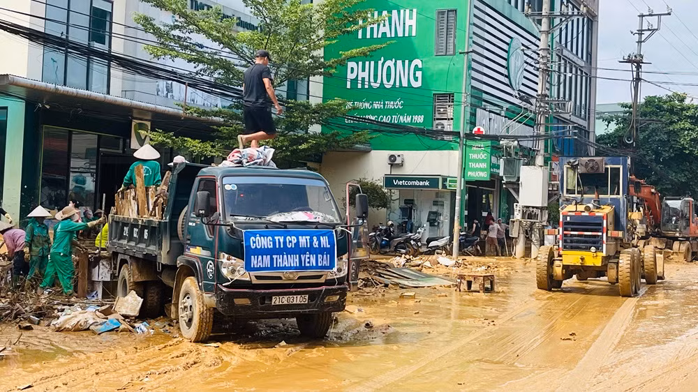 Sau bão số 3, công nhân Công ty cổ phần Môi trường và năng lượng Nam Thành Yên Bái khẩn trương dọn vệ sinh, làm sạch bùn đất sau bão tại các tuyến đường thành phố Yên Bái. (Ảnh: THANH SƠN)