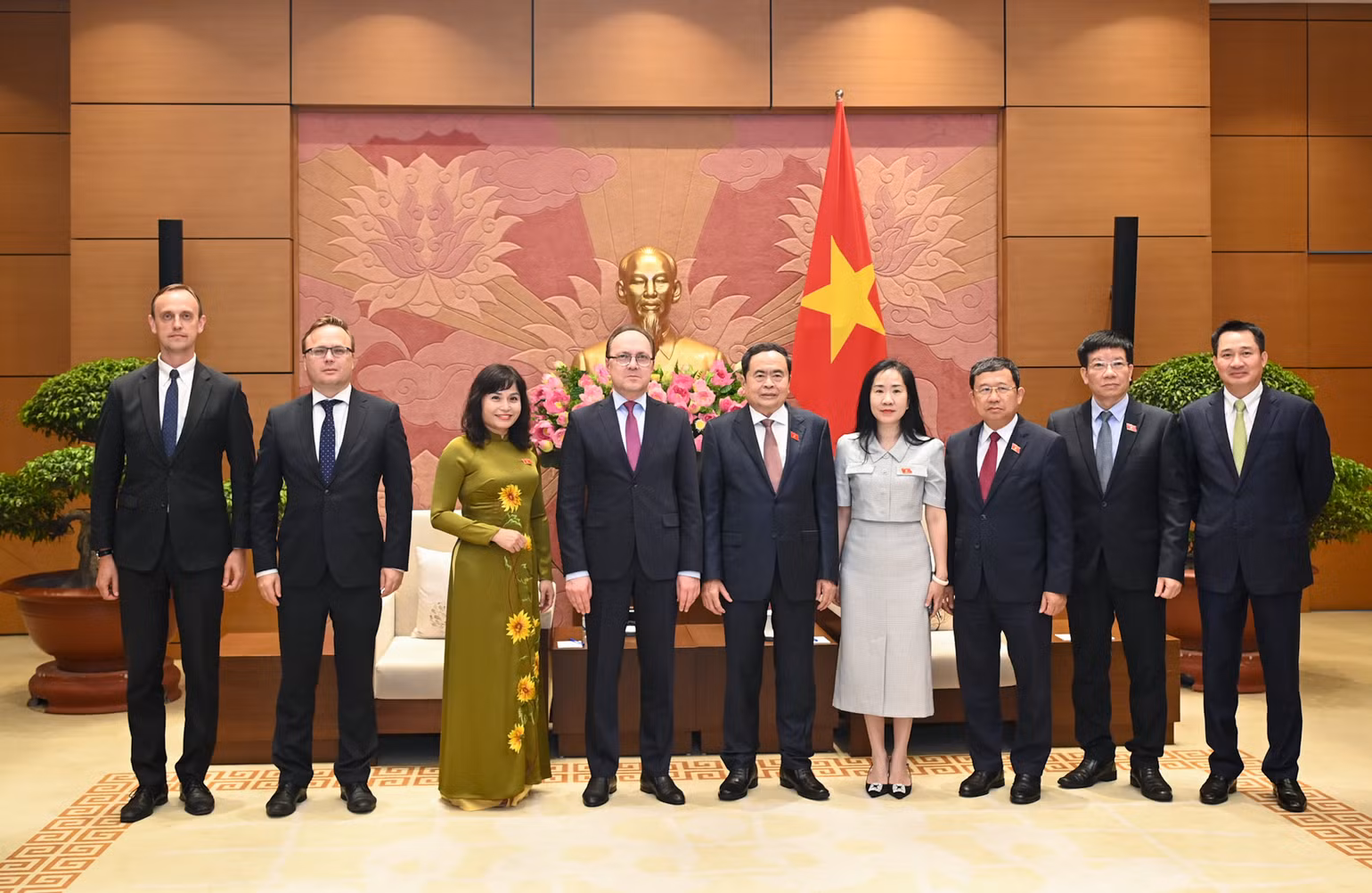 Chủ tịch Quốc hội Trần Thanh Mẫn và Đại sứ Liên bang Nga Gennady Bezdetko cùng đại biểu hai nước chụp ảnh lưu niệm tại cuộc tiếp. Chủ tịch Quốc hội Trần Thanh Mẫn và Đại sứ Liên bang Nga Gennady Bezdetko cùng đại biểu hai nước chụp ảnh lưu niệm tại cuộc tiếp.