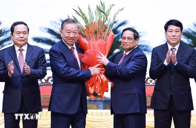 Ủy viên Bộ Chính trị, Thủ tướng Phạm Minh Chính thay mặt các đồng chí lãnh đạo chủ chốt, lãnh đạo cấp cao của Đảng, Nhà nước tặng hoa chúc mừng đồng chí Tô Lâm được bầu giữ chức Tổng Bí thư khóa XIII. (Ảnh: Dương Giang/TTXVN) Ủy viên Bộ Chính trị, Thủ tướng Phạm Minh Chính thay mặt các đồng chí lãnh đạo chủ chốt, lãnh đạo cấp cao của Đảng, Nhà nước tặng hoa chúc mừng đồng chí Tô Lâm được bầu giữ chức Tổng Bí thư khóa XIII. (Ảnh: Dương Giang/TTXVN)