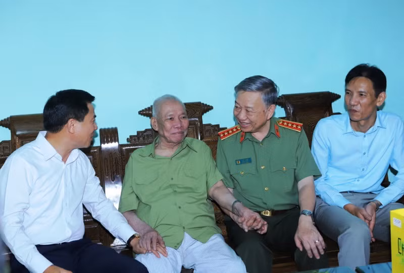 Đại tướng Tô Lâm ân cần hỏi thăm sức khỏe thương binh Phạm Văn Hòa.
