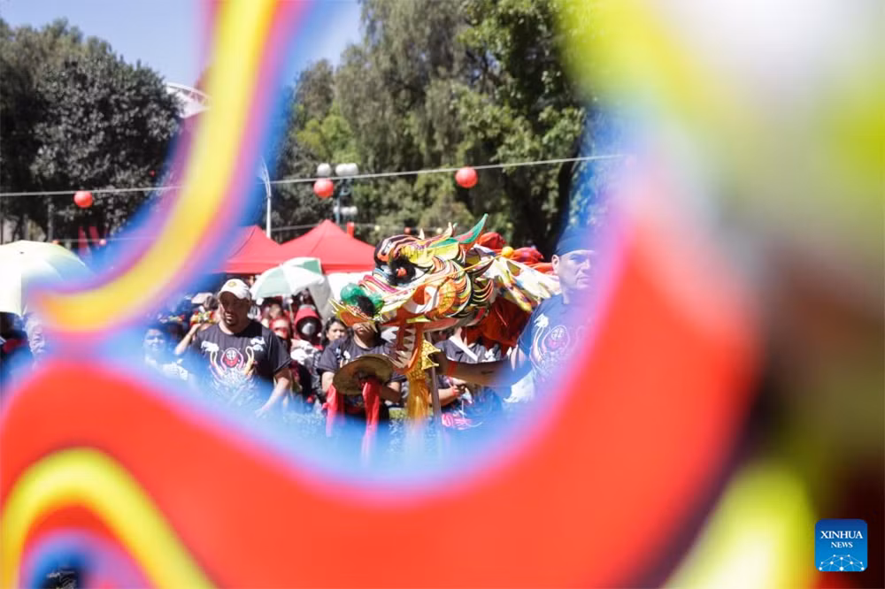 Múa rồng tại Trung tâm Nghệ thuật quốc gia (CENART) tại thủ đô Mexico City, Mexico. Ảnh: TÂN HOA XÃ Múa rồng tại Trung tâm Nghệ thuật quốc gia (CENART) tại thủ đô Mexico City, Mexico. Ảnh: TÂN HOA XÃ