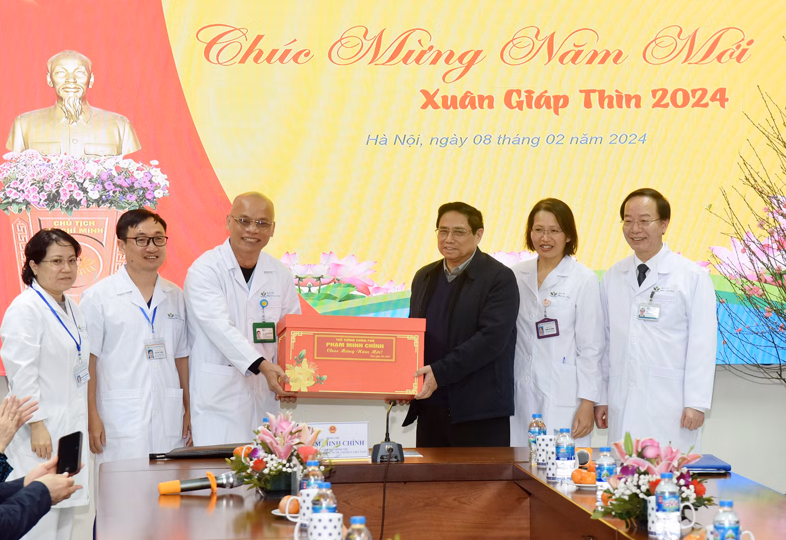 Thủ tướng Phạm Minh Chính tặng quà chúc Tết đội ngũ y, bác sĩ Bệnh viện Nhi Trung ương. Ảnh: TRẦN HẢI