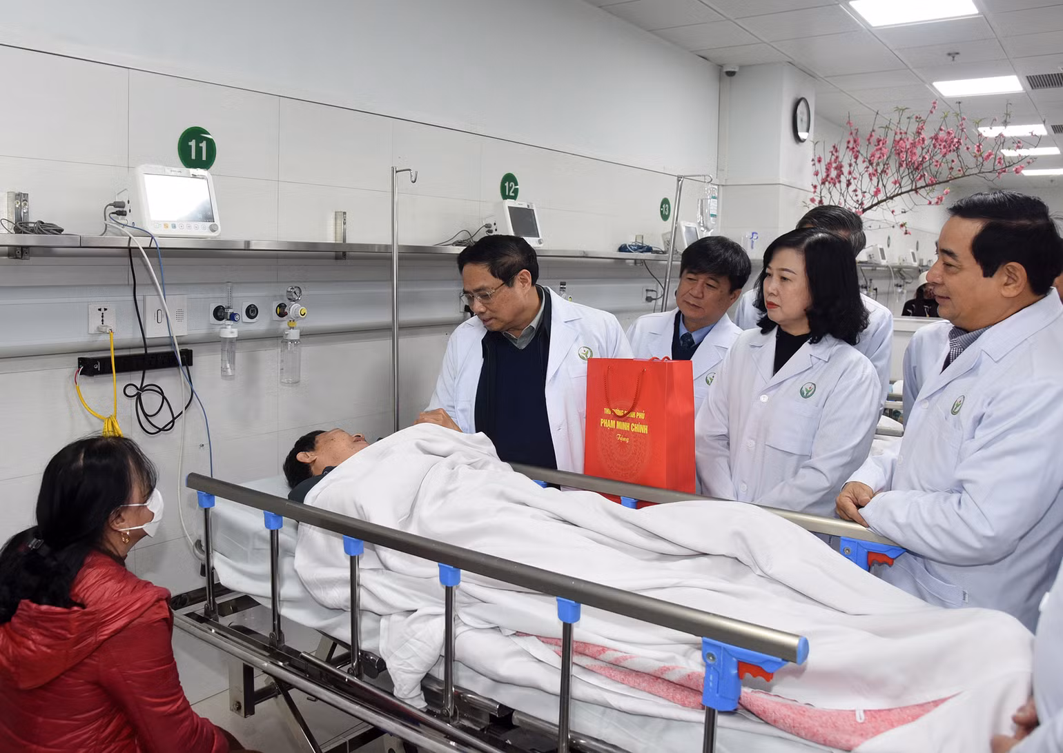 Thủ tướng Phạm Minh Chính thăm, tặng quà bệnh nhân đang được điều trị ở Phòng Khám cấp cứu Bệnh viện Hữu nghị Việt Đức. Ảnh: TRẦN HẢI