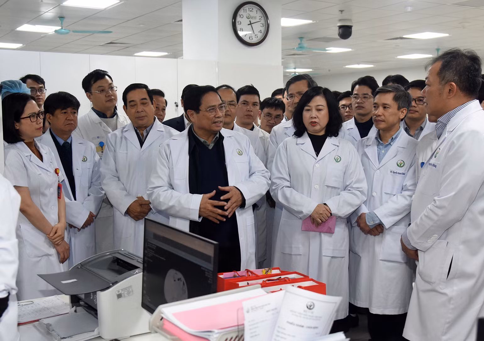 Thủ tướng Phạm Minh Chính thăm hỏi, động viên kíp trực ngày Tết của Phòng Khám cấp cứu Bệnh viện Hữu nghị Việt Đức. Ảnh: TRẦN HẢI