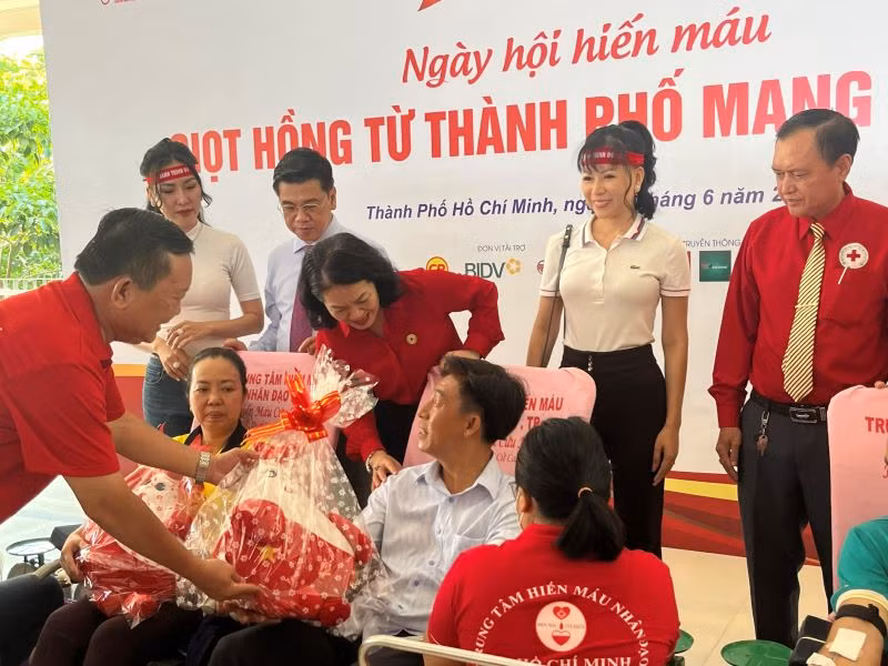 Các đại biểu tặng quà những người tham gia hiến máu tình nguyện trong sáng 23/6.