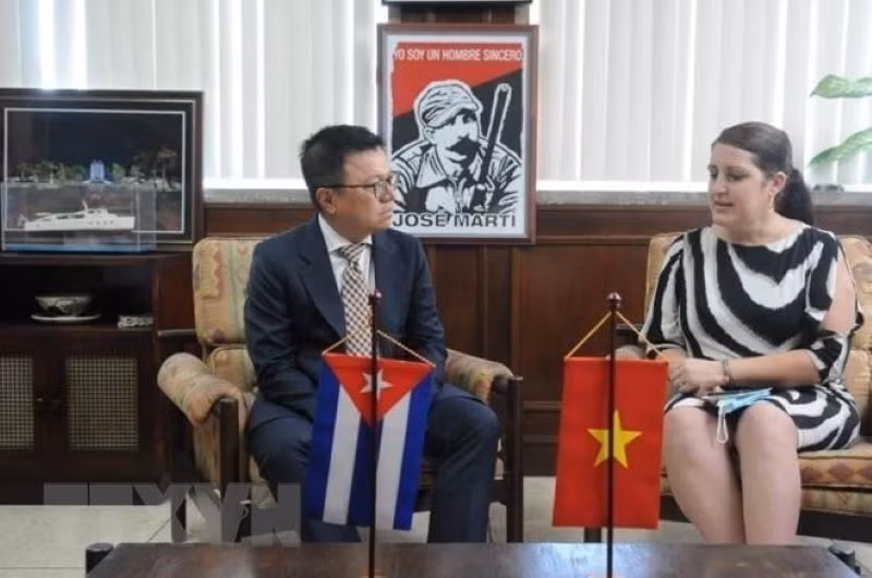 Đồng chí Lê Quốc Minh hội đàm với đồng chí Yailin Orta Rivera, Ủy viên Trung ương Đảng Cộng sản Cuba, Tổng Biên tập Báo Granma. (Ảnh: Mai Phương/TTXVN)