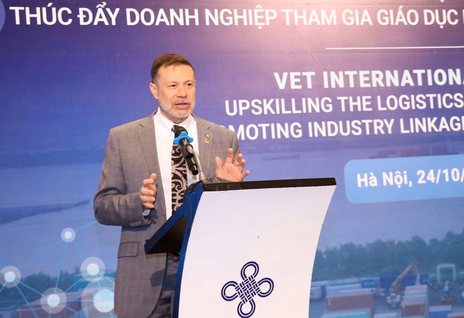 Đại sứ Australia tại Việt Nam, ngài Andrew Goledzinoski chia sẻ thông tin tại Diễn đàn. Đại sứ Australia tại Việt Nam, ngài Andrew Goledzinoski chia sẻ thông tin tại Diễn đàn.