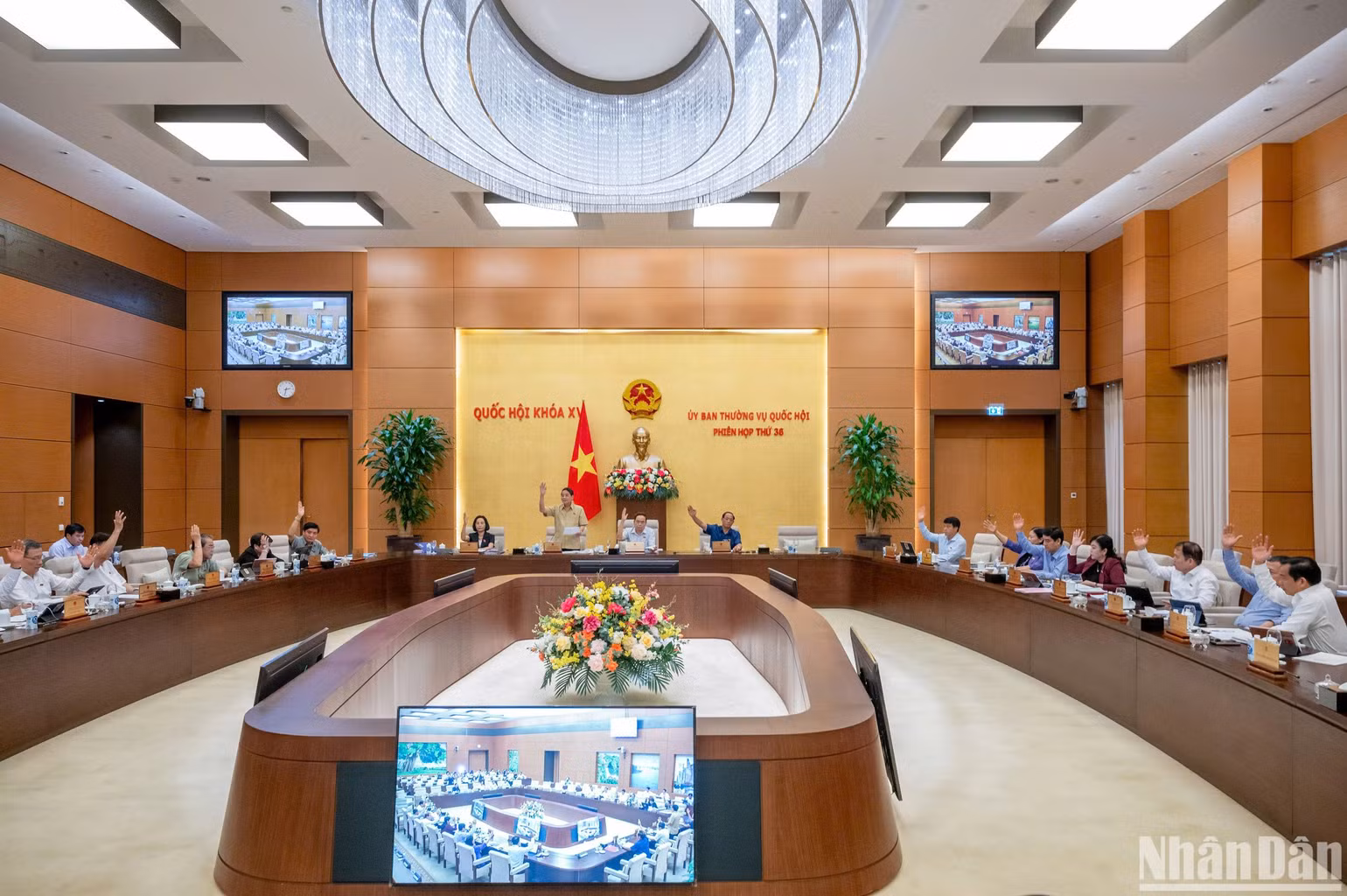 100% thành viên Ủy ban Thường vụ Quốc hội biểu quyết thông qua việc bổ sung dự toán ngân sách nhà nước năm 2024 của Bộ Y tế. (Ảnh: DUY LINH)