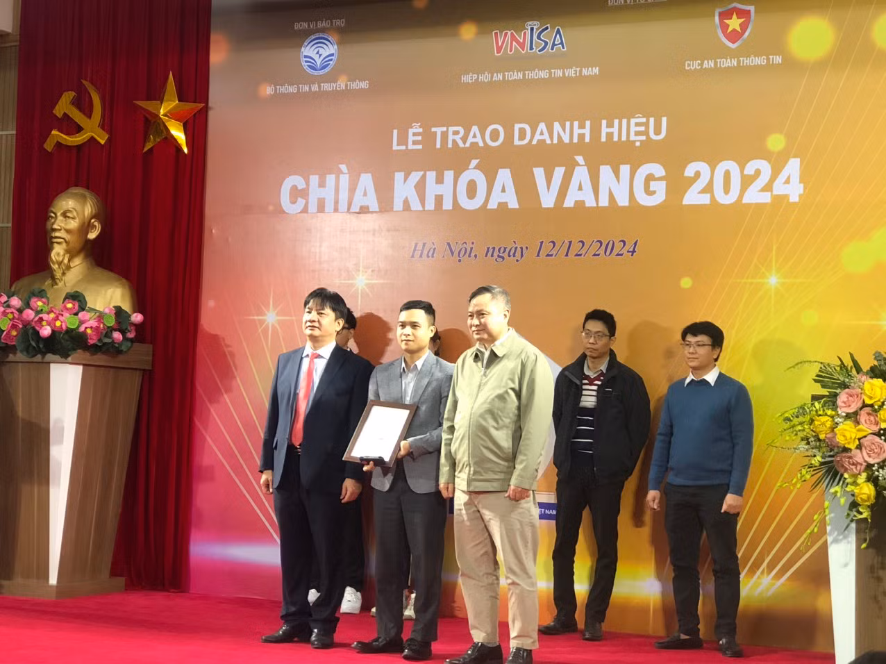 Đại diện Công ty An ninh mạng Viettel nhận danh hiệu Chìa khóa vàng 2024 ở hạng mục "Sản phẩm an toàn thông tin triển vọng xuất sắc". Đại diện Công ty An ninh mạng Viettel nhận danh hiệu Chìa khóa vàng 2024 ở hạng mục "Sản phẩm an toàn thông tin triển vọng xuất sắc".