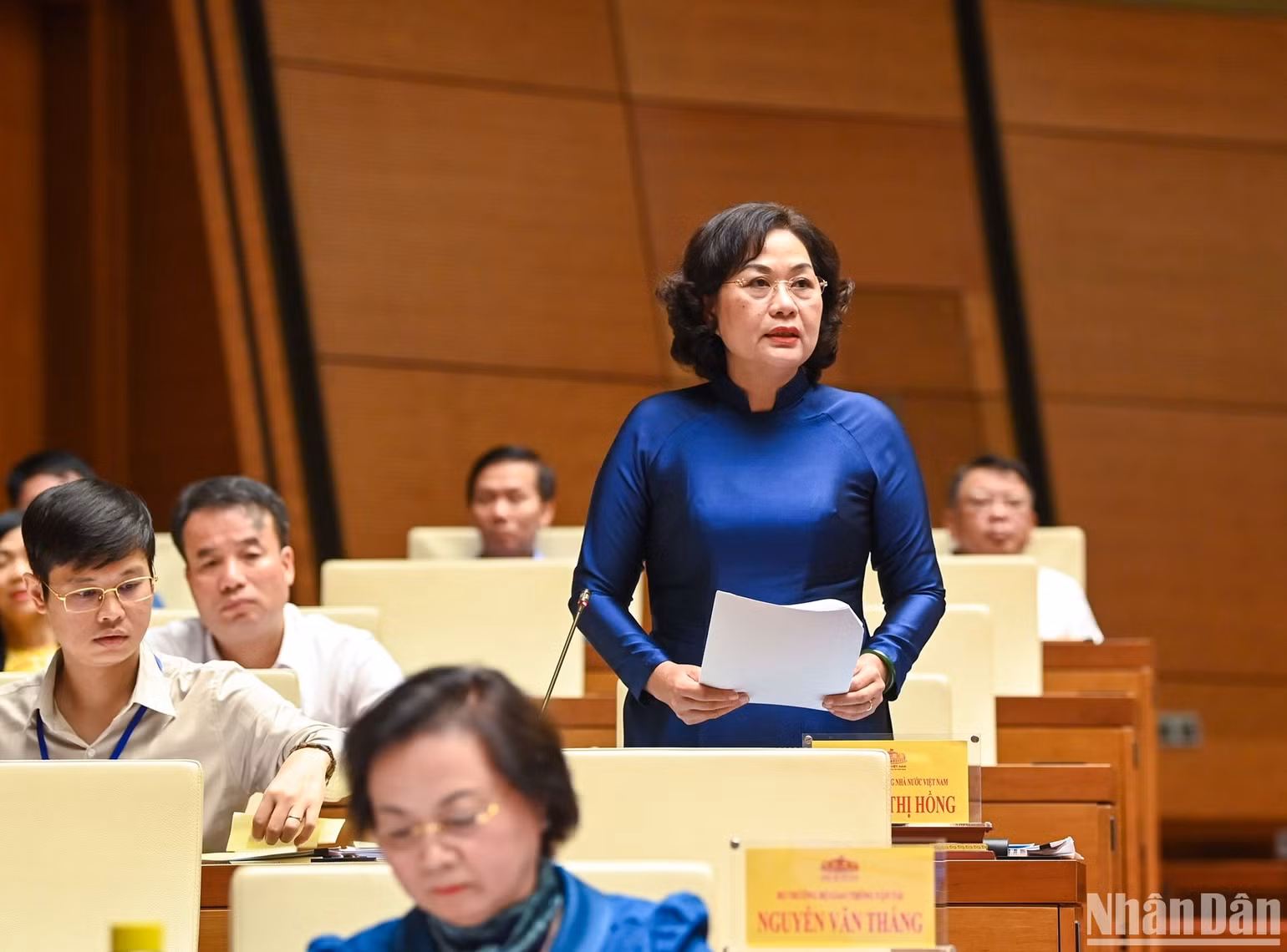 Thống đốc Ngân hàng Nhà nước Nguyễn Thị Hồng trả lời câu hỏi của đại biểu. (Ảnh: DUY LINH)
