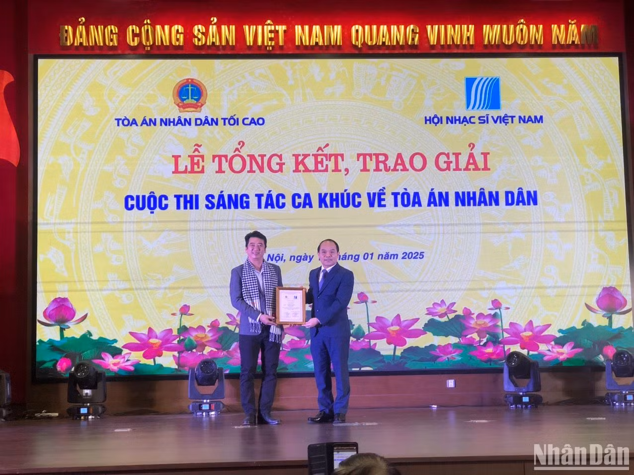 Đồng chí Nguyễn Quốc Đoàn, Ủy viên Trung ương Đảng, Phó Chánh án Tòa án nhân dân tối cao trao giải Nhất cho nhạc sĩ Quang Thanh Giang. Đồng chí Nguyễn Quốc Đoàn, Ủy viên Trung ương Đảng, Phó Chánh án Tòa án nhân dân tối cao trao giải Nhất cho nhạc sĩ Quang Thanh Giang.