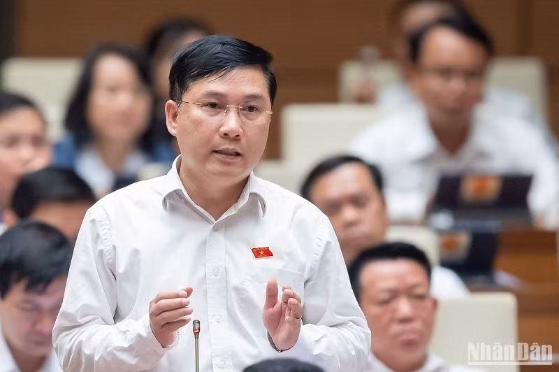 Đại biểu Lê Hoàng Anh (Đoàn Gia Lai) phát biểu tranh luận tại phiên họp. (Ảnh: THỦY NGUYÊN)