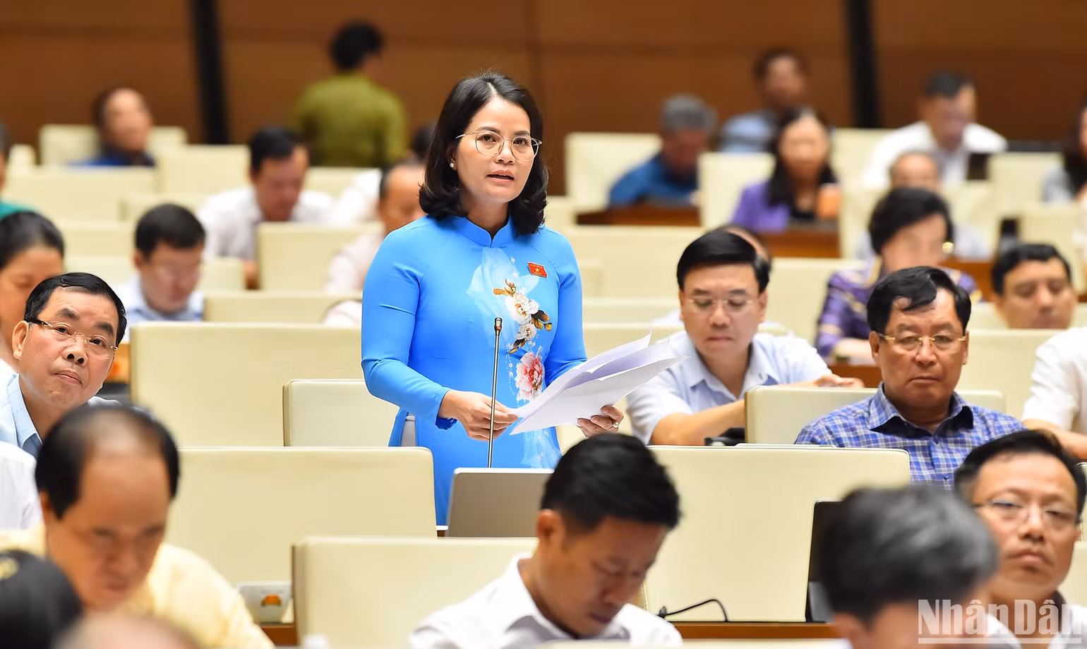Đại biểu Nguyễn Hoàng Bảo Trân phát biểu ý kiến thảo luận. (Ảnh: THỦY NGUYÊN)