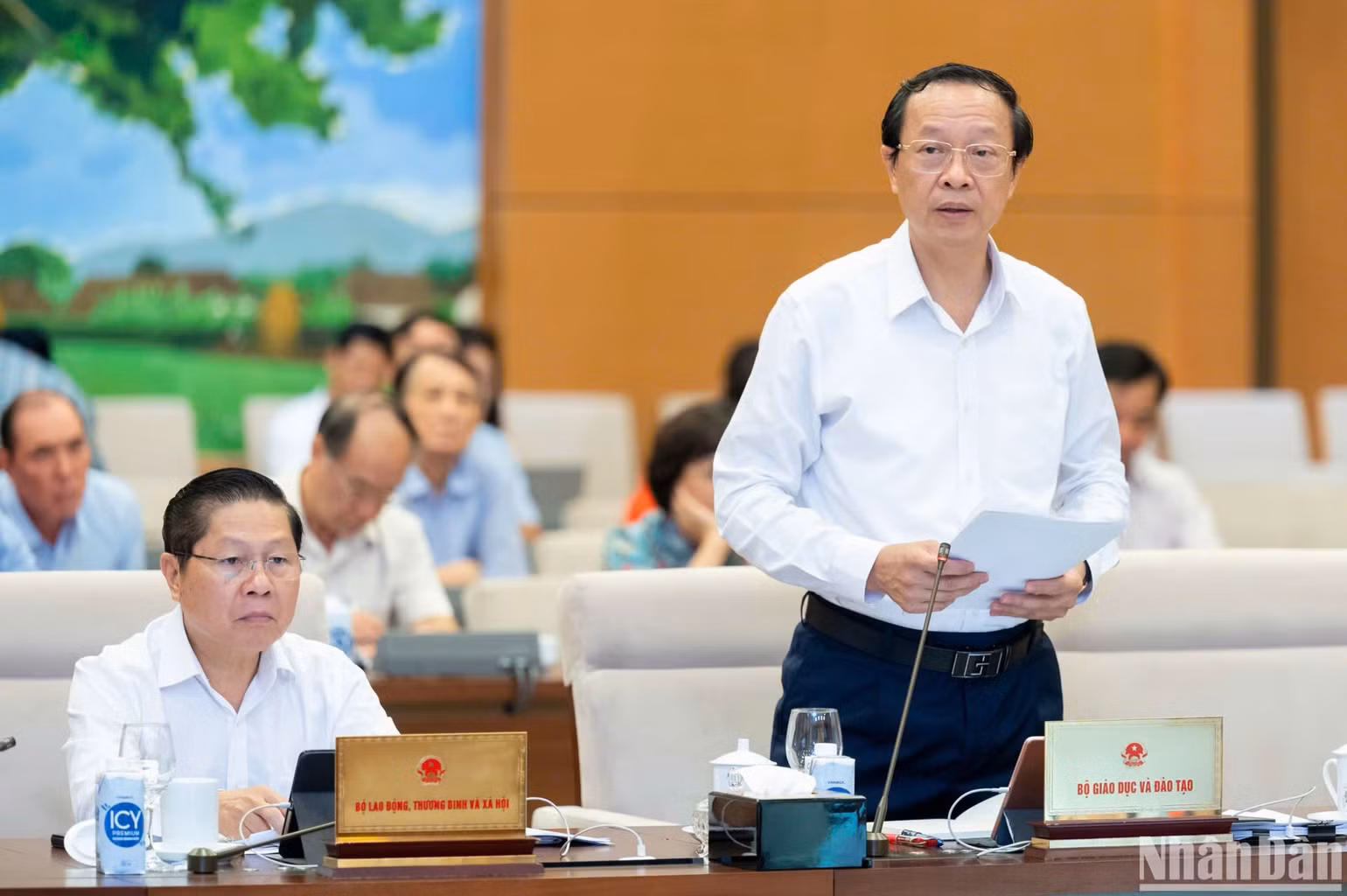 Thứ trưởng Giáo dục và Đào tạo Phạm Ngọc Thưởng trình bày Tờ trình về dự án Luật. (Ảnh: DUY LINH) Thứ trưởng Giáo dục và Đào tạo Phạm Ngọc Thưởng trình bày Tờ trình về dự án Luật. (Ảnh: DUY LINH)