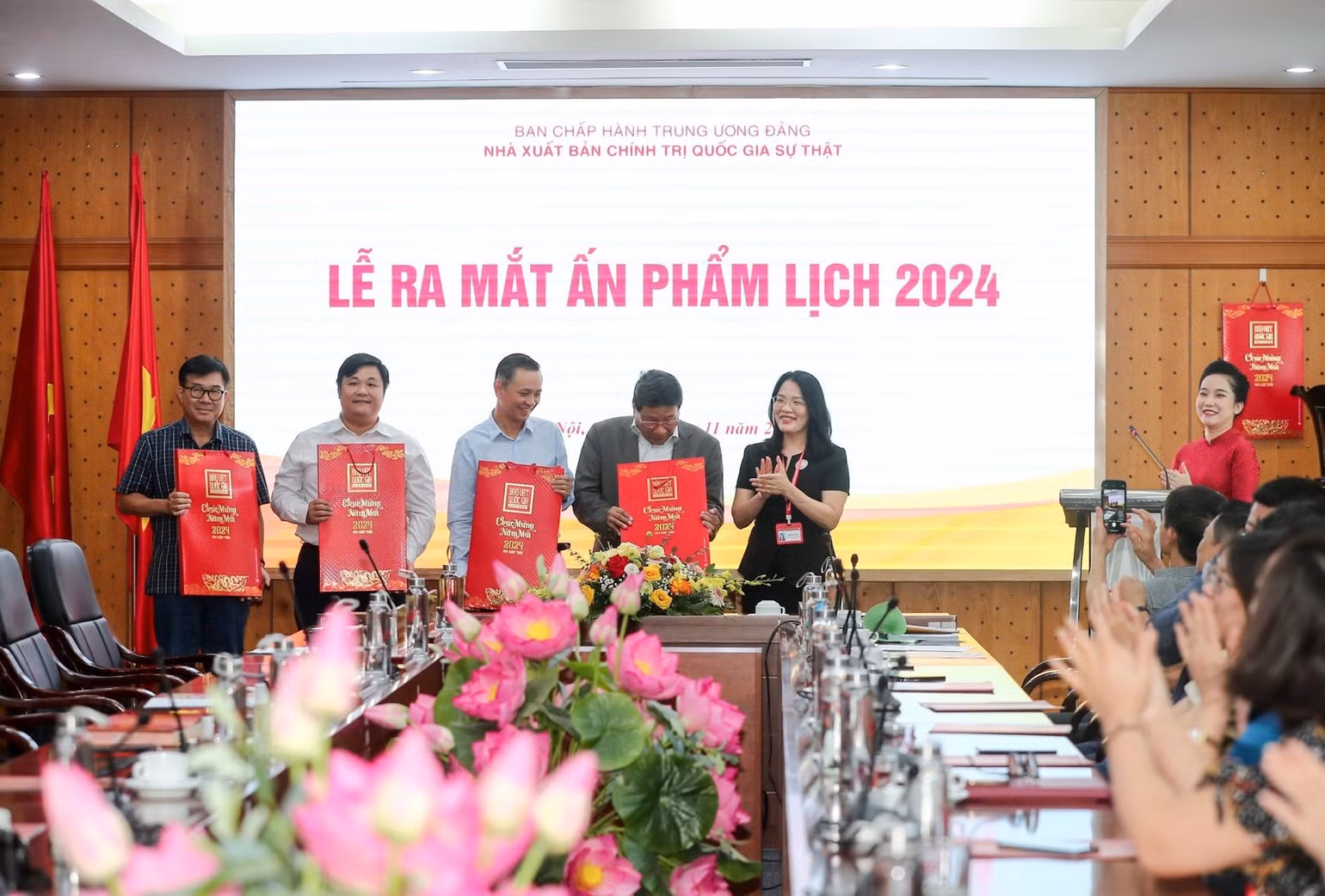 Phó Giám đốc - Phó Tổng Biên tập Nhà xuất bản Chính trị quốc gia Sự thật Nguyễn Hoài Anh trao lịch tặng đại diện các đơn vị.
