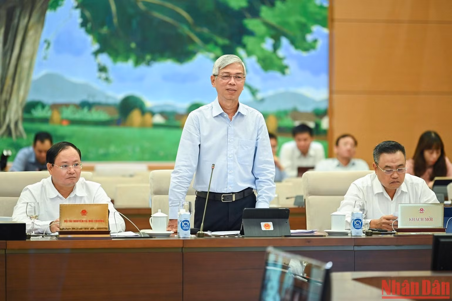 Phó Chủ tịch Ủy ban nhân dân TP Hồ Chí Minh Võ Văn Hoan phát biểu ý kiến tại phiên họp.