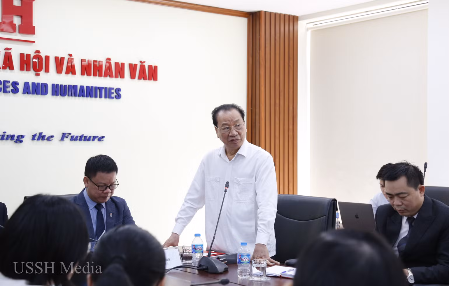 Tại hội thảo, các học giả trong nước và quốc tế đã tập trung trao đổi làm rõ hơn nữa giá trị, sự vận dụng và phát triển sáng tạo tư tưởng của Chủ tịch Hồ Chí Minh trong giai đoạn mới hiện nay. Tại hội thảo, các học giả trong nước và quốc tế đã tập trung trao đổi làm rõ hơn nữa giá trị, sự vận dụng và phát triển sáng tạo tư tưởng của Chủ tịch Hồ Chí Minh trong giai đoạn mới hiện nay.